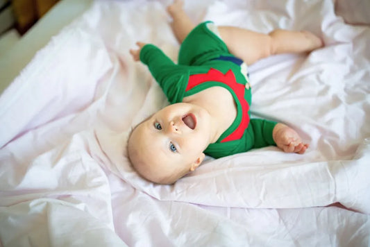 bébé se retourne dans son lit