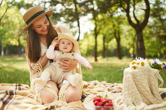 bébé et maman dehors lors d'un piquenique en été