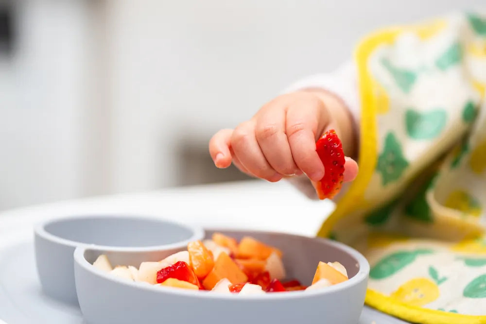finger food bébé - petit doigt de bébé qui prends une fraise