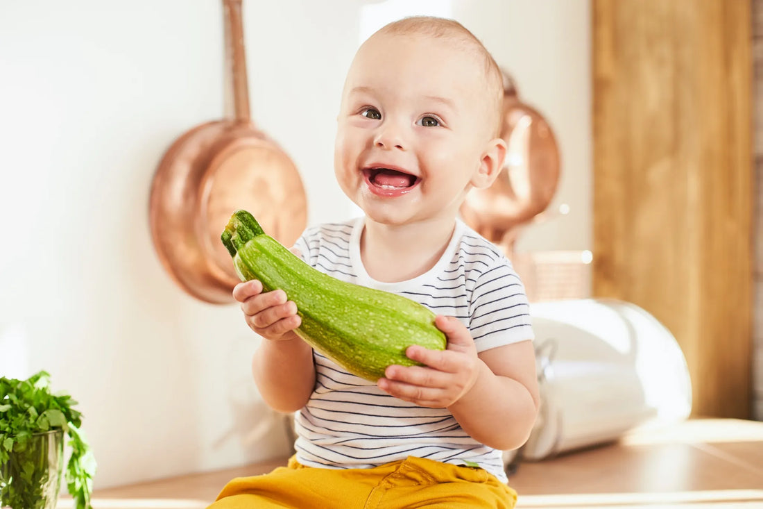 recette purée de courgette avec bébé souriant