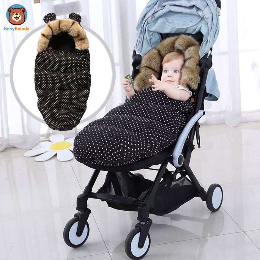 Chancelière bébé - bébé assis dans la poussette au chaud et confortable