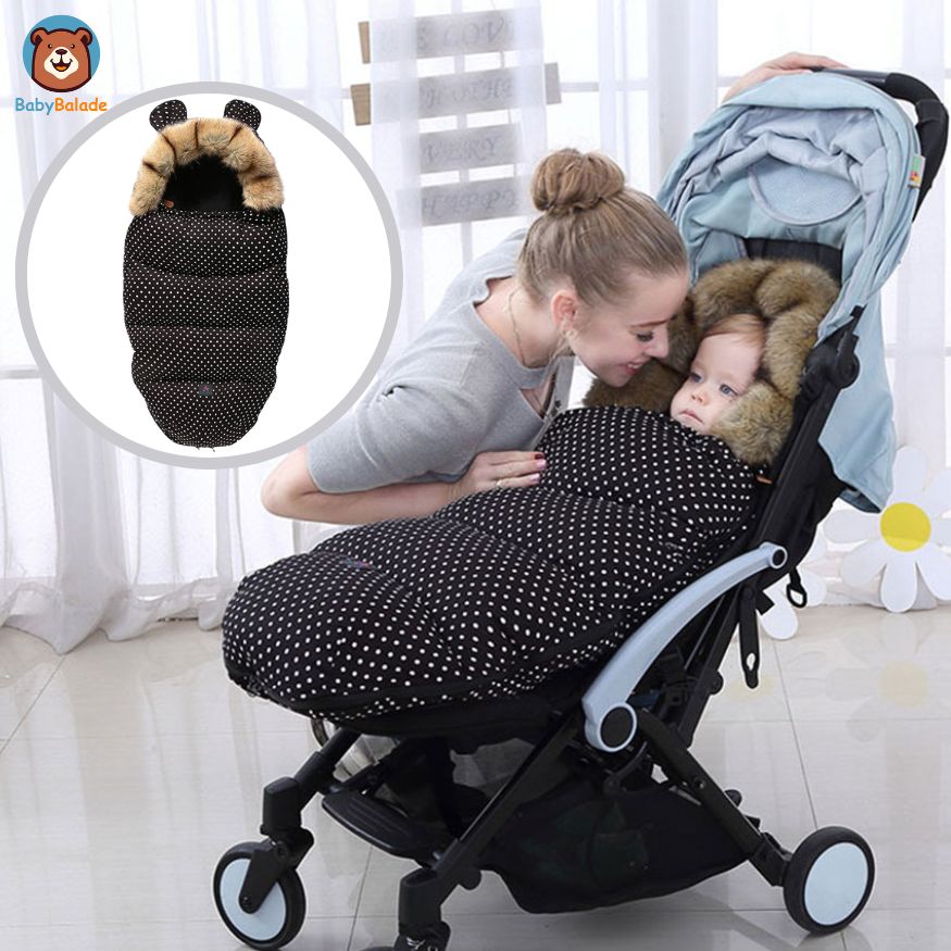 Chancelière bébé - maman et bébé sur la poussette
