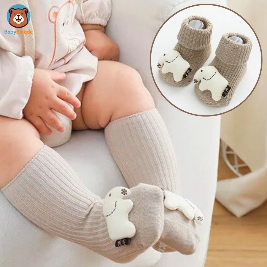 Chaussette Antidérapante Bébé - Bébé tout mignon dans ses chaussettes antidérapantes