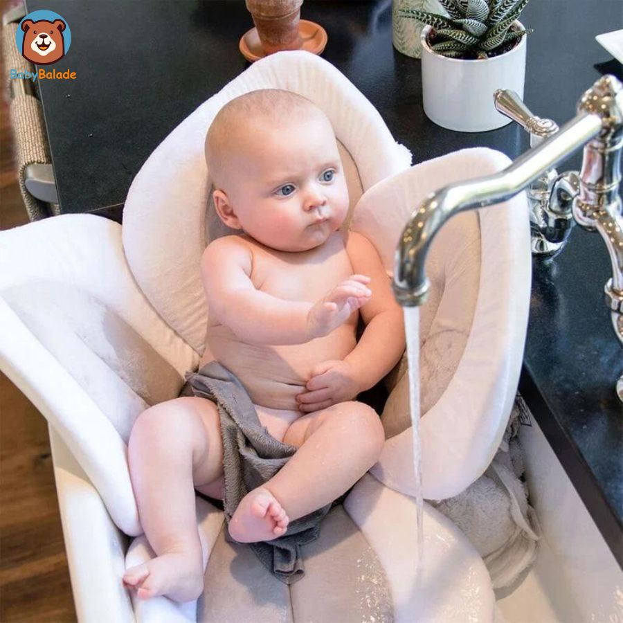 Fleur de Bain Bebe - Bébé assis pour prendre son bain dans un évier