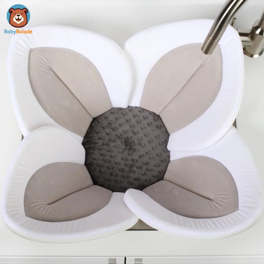 Fleur de Bain Bebe - bien installé dans un évier prêt pour le bain de bébé