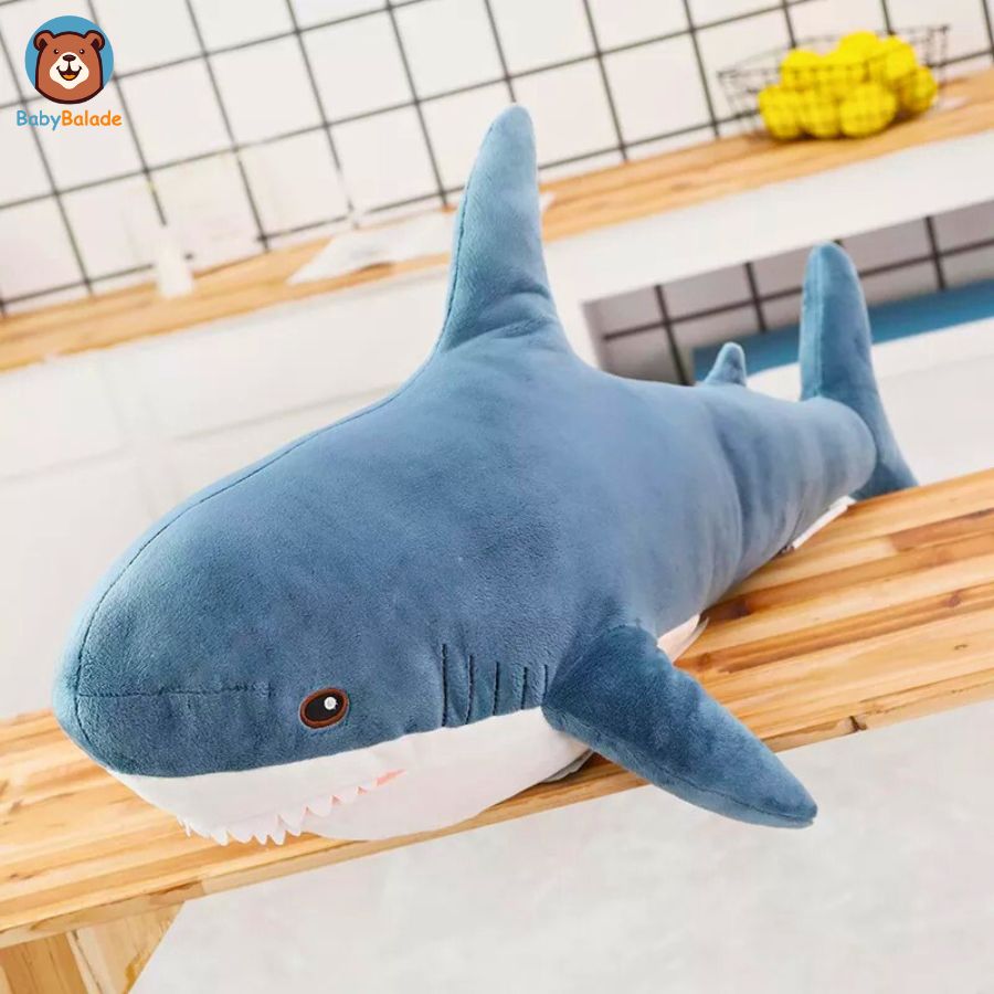 une grande peluche requin bleu