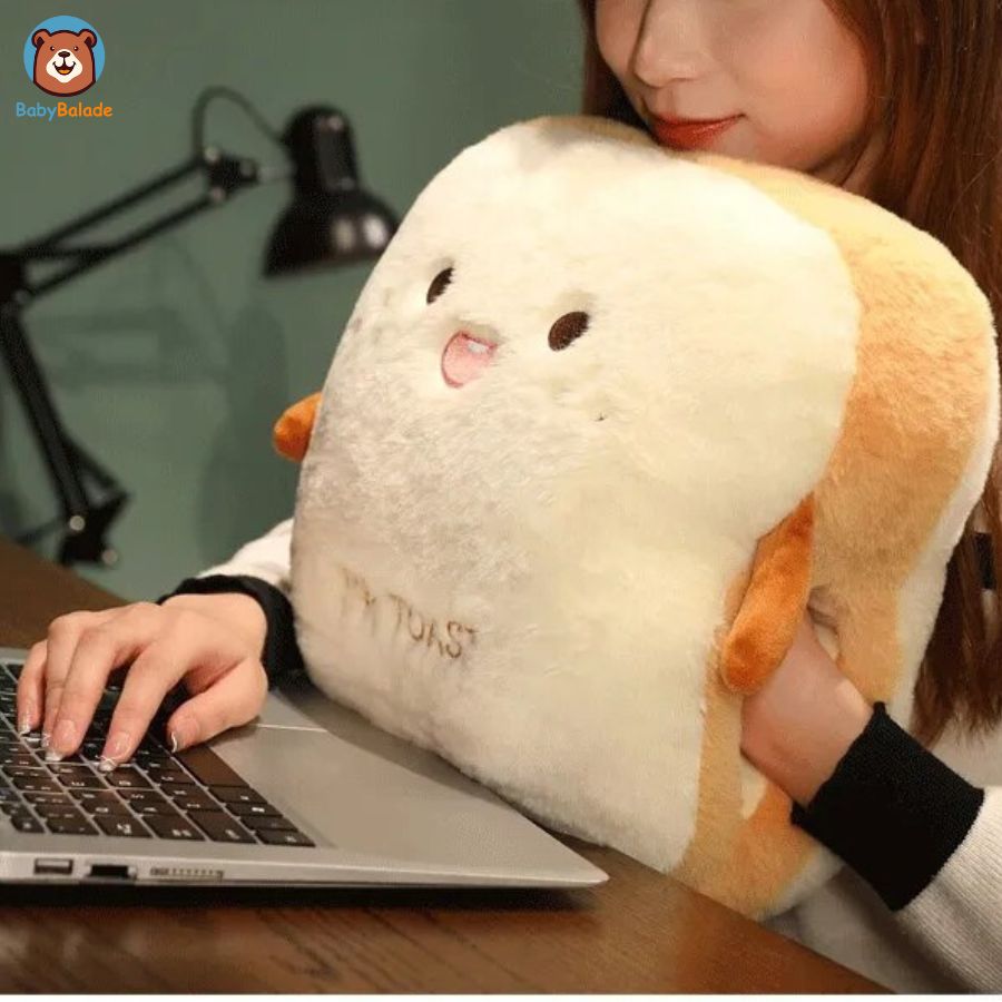 Peluche Toast - En forme de coussin devant un ordinateur