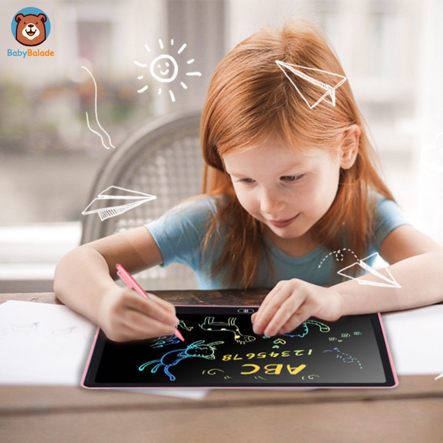 Tablette d'écriture LCD - Rose - Fille en train de dessiner et écrire