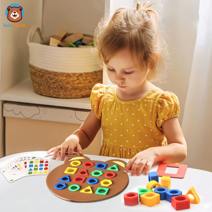 Jeu-d'Association-Formes-et-Couleurs-puzzle-géométrique-une-fille-joue