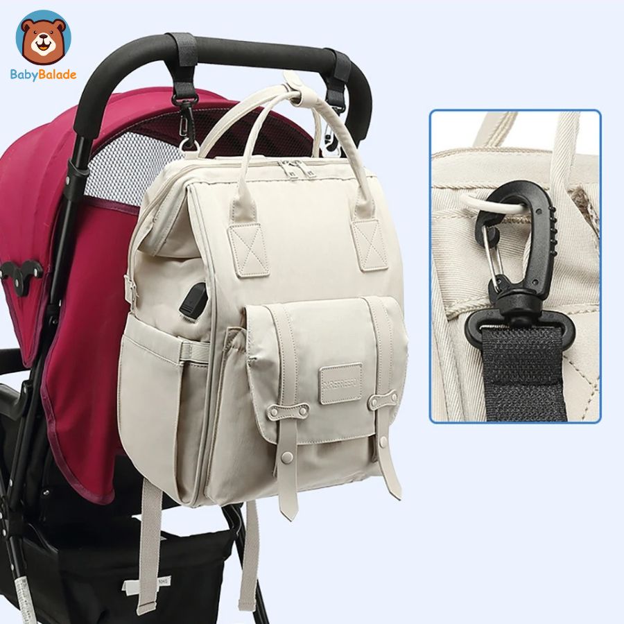 sac à dos à langer accroché sur la poussette