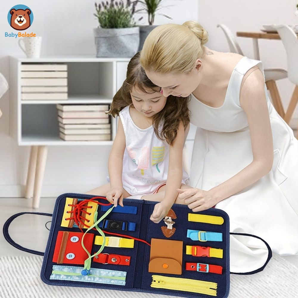 busy board Montessori avec la maman et sa fille sa