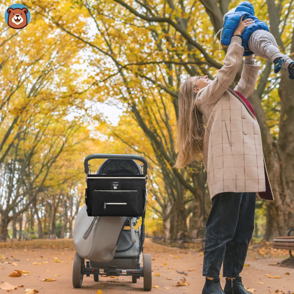 organisateur de poussette - maman avec bébé dans les mains