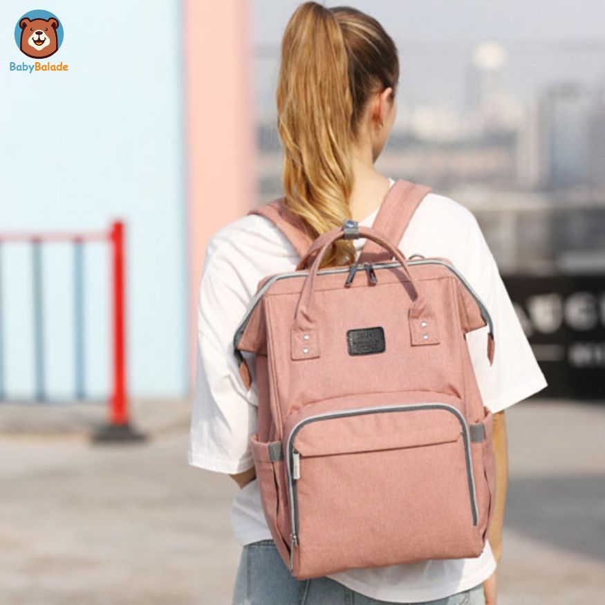 sac à dos à langer porté par une maman lors d'une sortie avec bébé