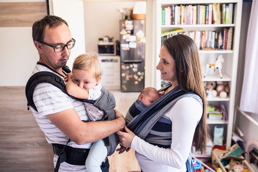 Porte bébé - le guide complet pour les parents - papa et maman avec bébé