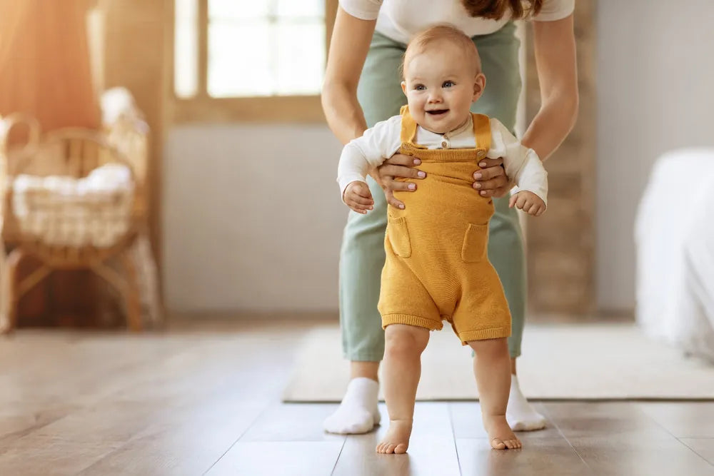 bebe premiers pas marche avec la pointe des pieds.