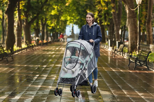habillage pluie poussette qui couvre bébé sous la pluie avec maman