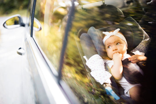 pare soleil voiture bebe ou pare soleil voiture bébé - bébé dans sa siège auto