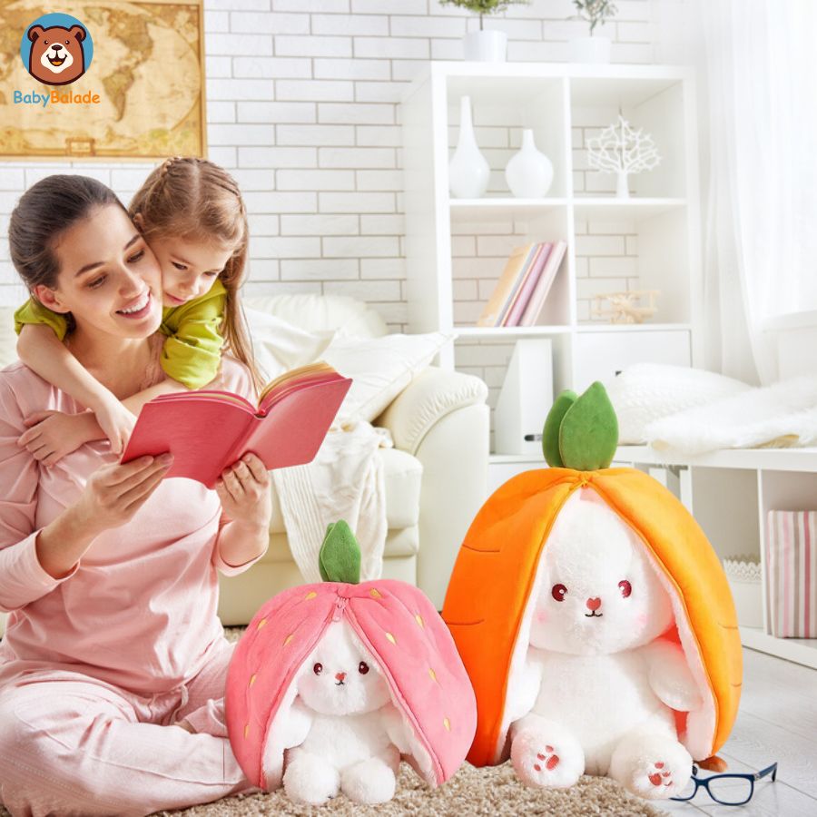 Peluche Lapin - carotte et fraise avec la maman et sa fille dans la chambre