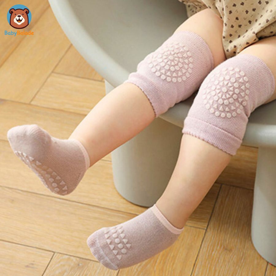chaussette antidérapante bébé et genouillère bebe - bébé assis sur une chaise
