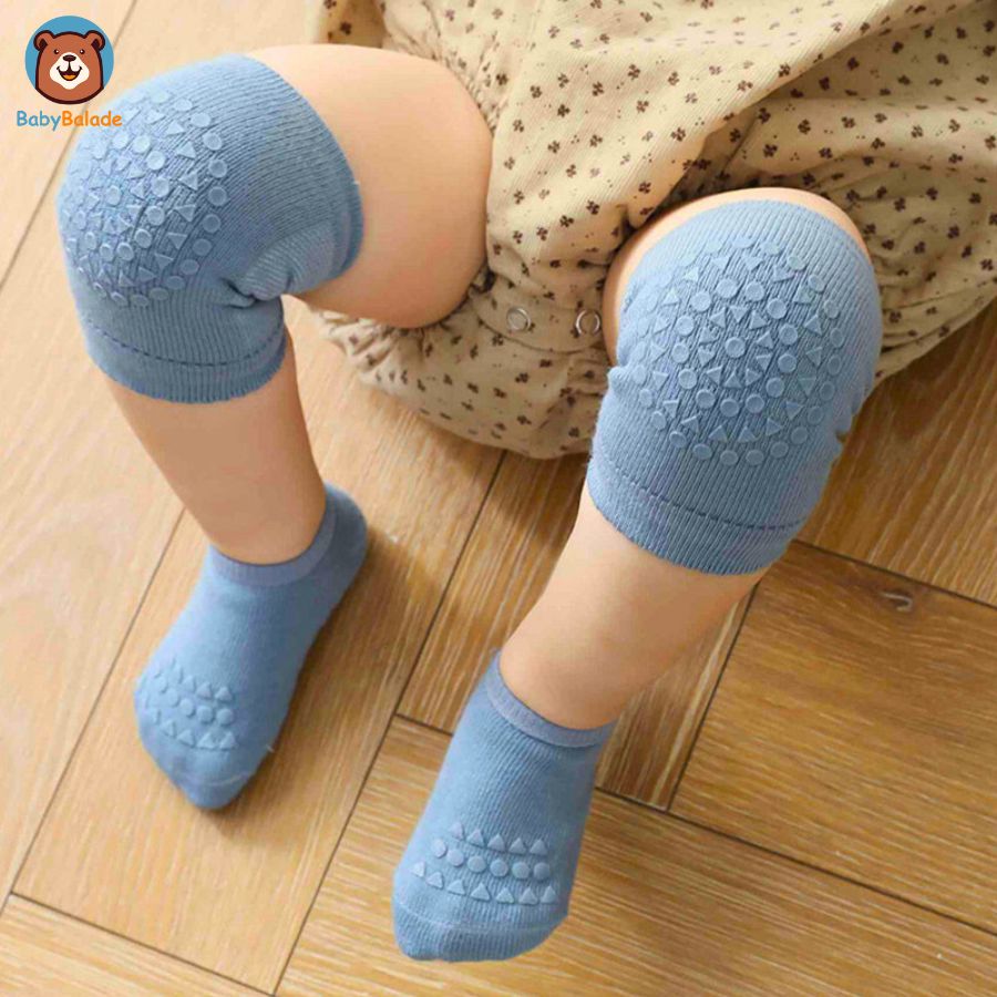 chaussette antidérapante bébé et genouillère bebe - bébé assis par terre dans le salon