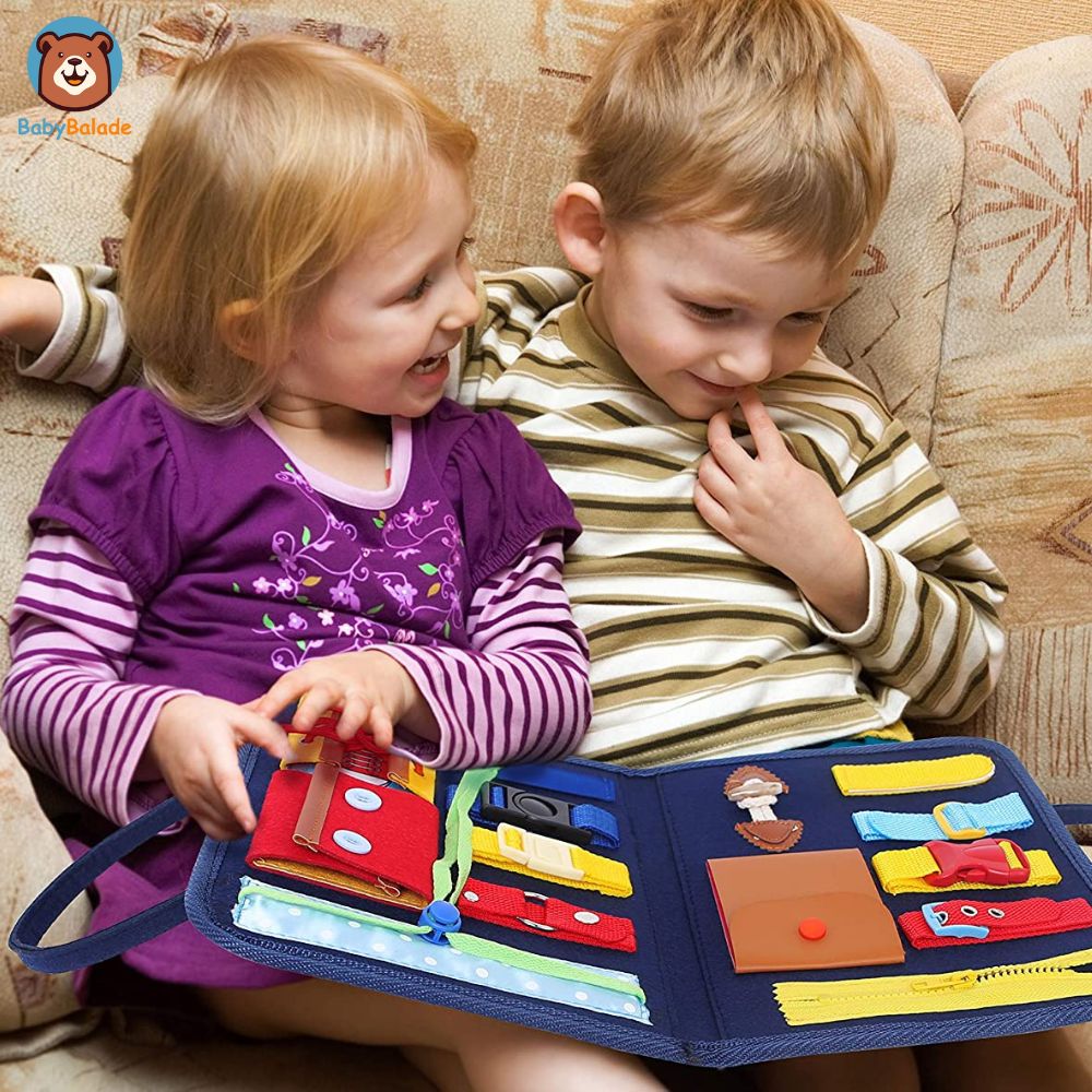deux enfants avec un busyboard Montessori